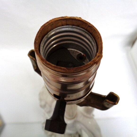 Neoclassical White Porcelain Cherub Lamp 1940's - Picture 15 of 16